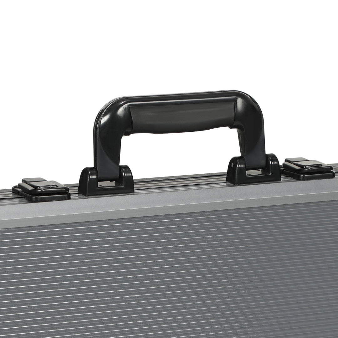 Pokersæt, pokerkasse, 400 chips, 2 sæt kort, 5 terninger, dealer-disk, måtte