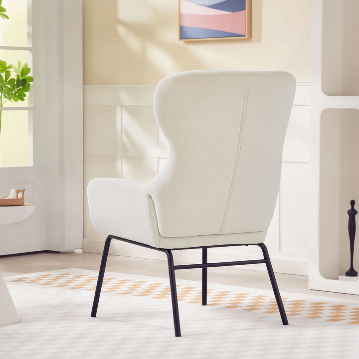 Moderne polstret stol i wingback-stil, høj ryglæn, tyk polstring, stålben, cremehvid