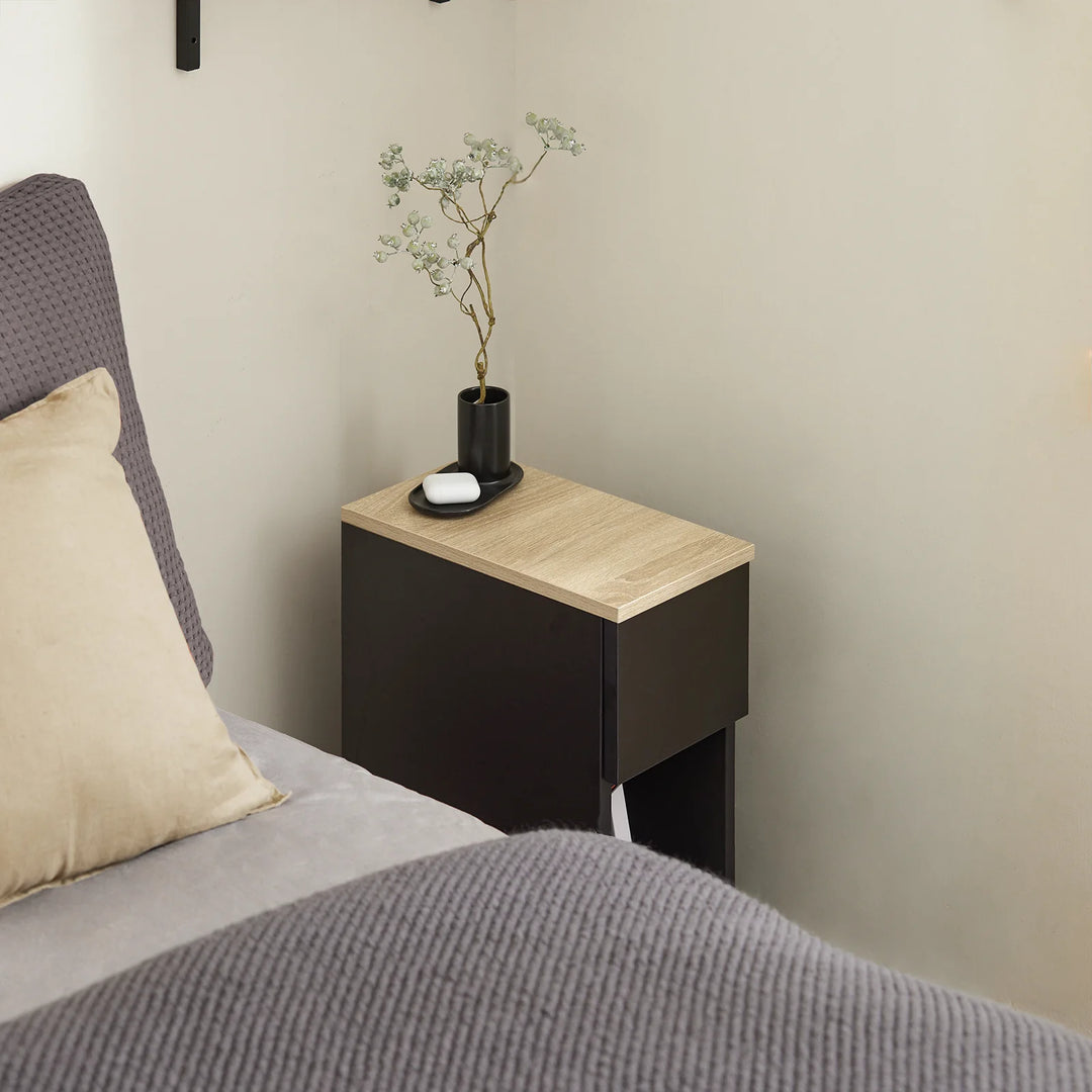 Elegant natbord i sort og naturfarve: Slankt design med masser af opbevaring (B20 x D35 x H60 cm)