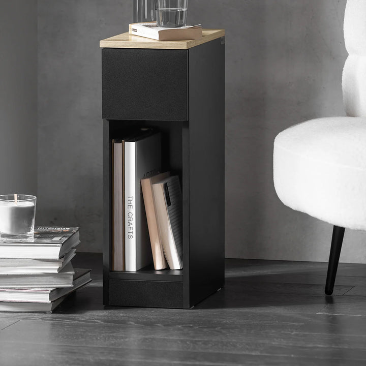 Elegant natbord i sort og naturfarve: Slankt design med masser af opbevaring (B20 x D35 x H60 cm)