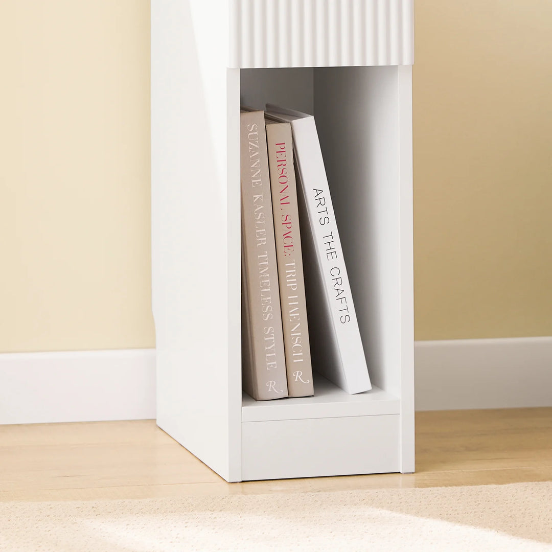 Stilfuldt, smalt sengebord med bølge-design og skuffe, hvid (20 x 60 x 35 cm)