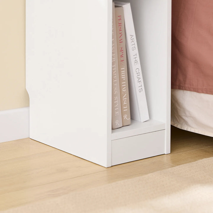 Stilfuldt, smalt sengebord med bølge-design og skuffe, hvid (20 x 60 x 35 cm)