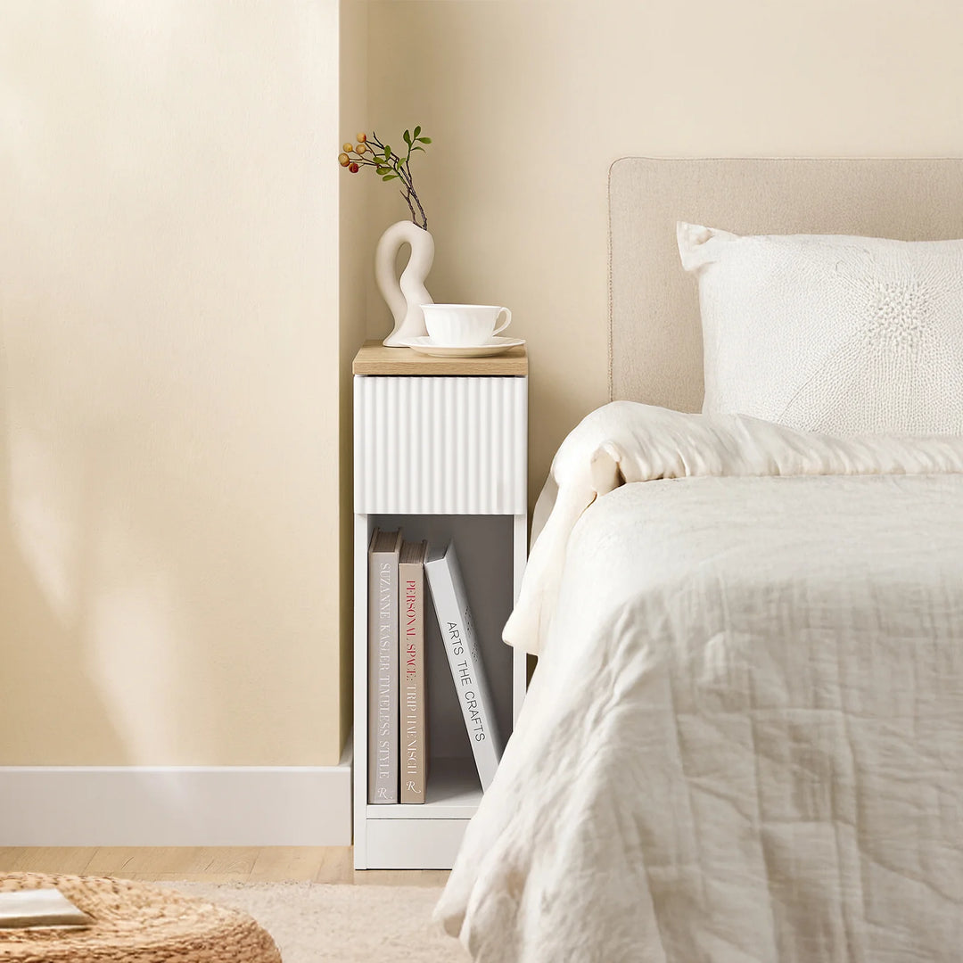 Stilfuldt, smalt sengebord med bølge-design og skuffe, hvid (20 x 60 x 35 cm)