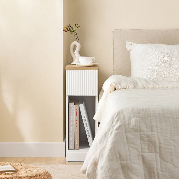 Stilfuldt, smalt sengebord med bølge-design og skuffe, hvid (20 x 60 x 35 cm)
