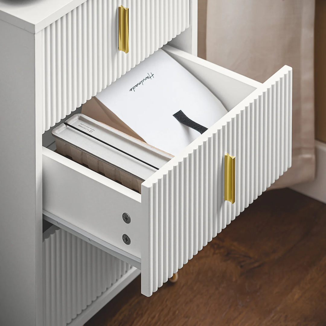 Skab en moderne og hyggelig atmosfære med dette stilfulde natbord i hvid, B40 x D40 x H63 cm