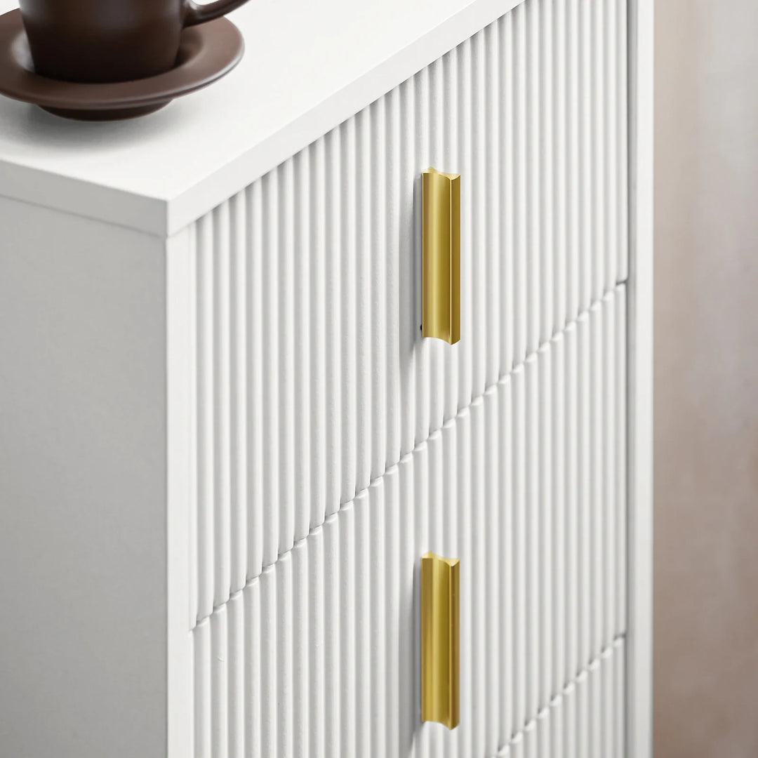 Skab en moderne og hyggelig atmosfære med dette stilfulde natbord i hvid, B40 x D40 x H63 cm