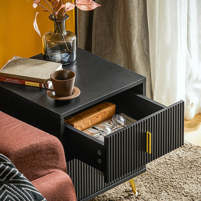 Sidebord med praktisk opbevaring - perfekt til soveværelse, stue og kontor