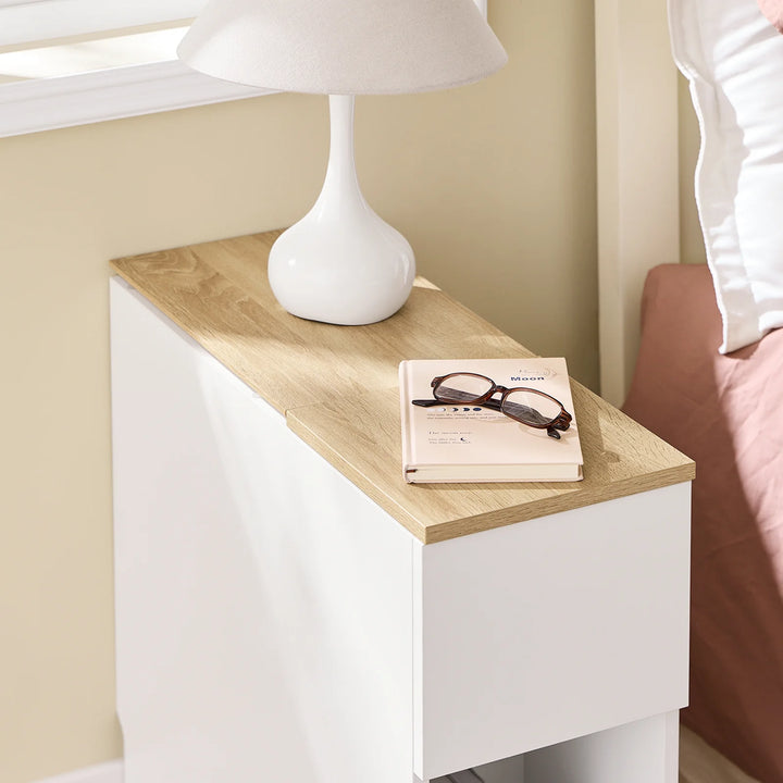 Smart og pladsbesparende sengebord/sidebord i hvid (25 x 65 x 60 cm)
