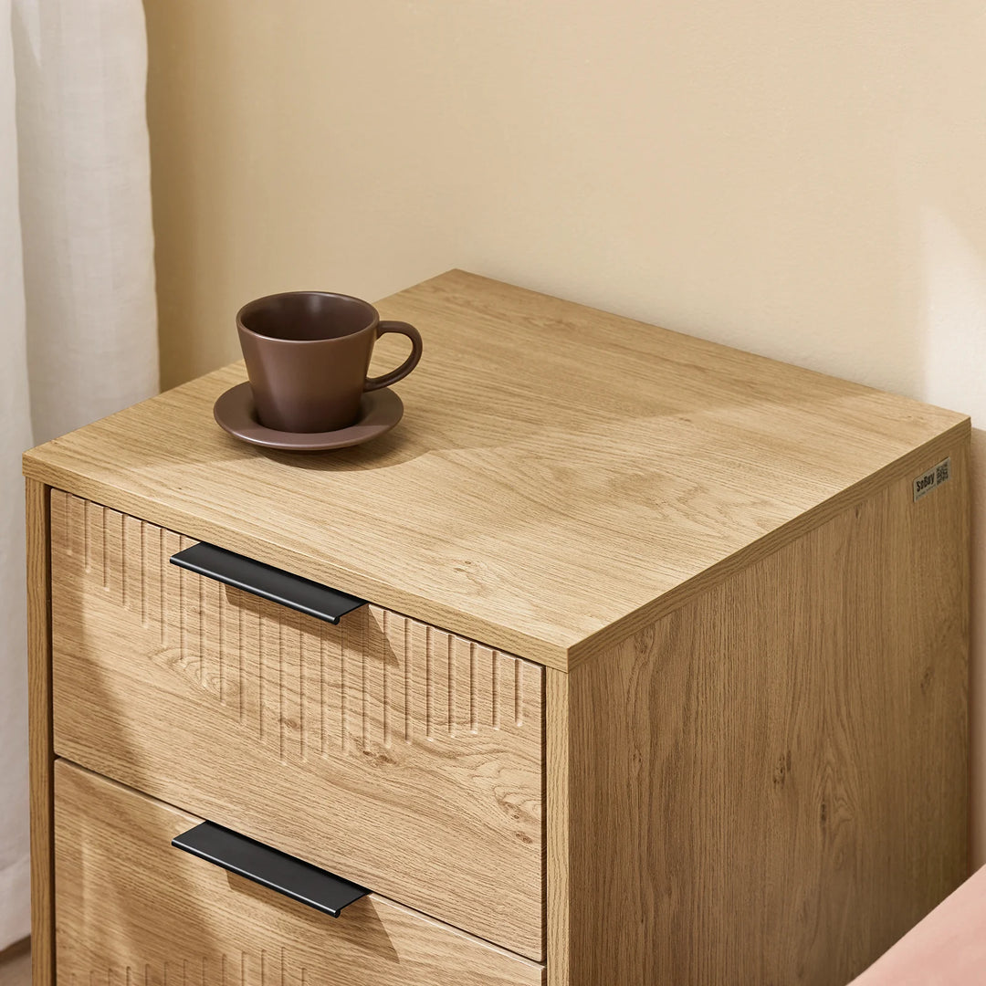 Elegant og pladsbesparende sengebord i naturtræ, B40 x D42 x H47 cm