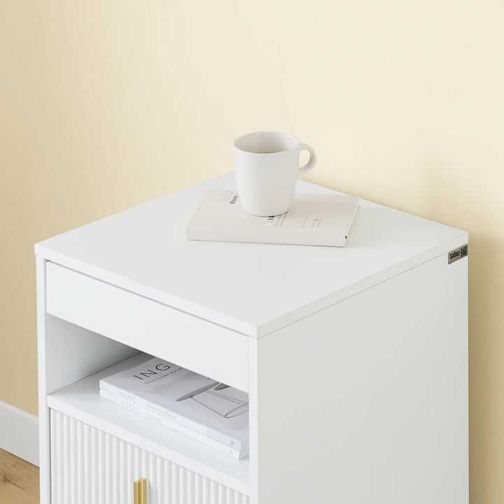 Moderne natbord med 3 skuffer og opbevaringsrum – hvidt sidebord til soveværelse og stue, mål 40 x 40 x 63 cm