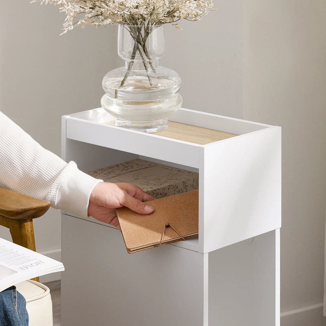 Smalt natbord i hvid med skuffe og hylde – moderne sidebord til soveværelse og stue, 20 × 35 × 60 cm