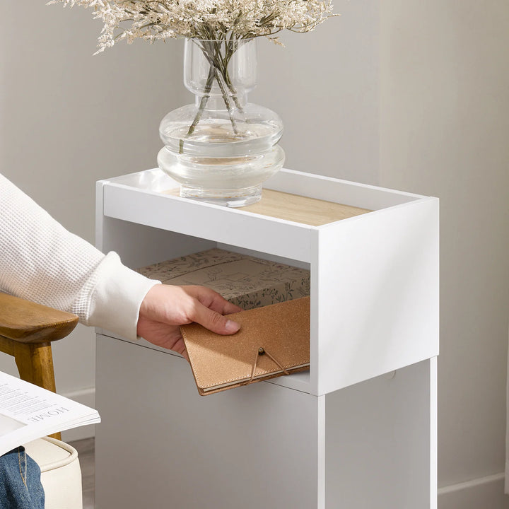 Smalt natbord i hvid med skuffe og hylde – moderne sidebord til soveværelse og stue, 20 × 35 × 60 cm