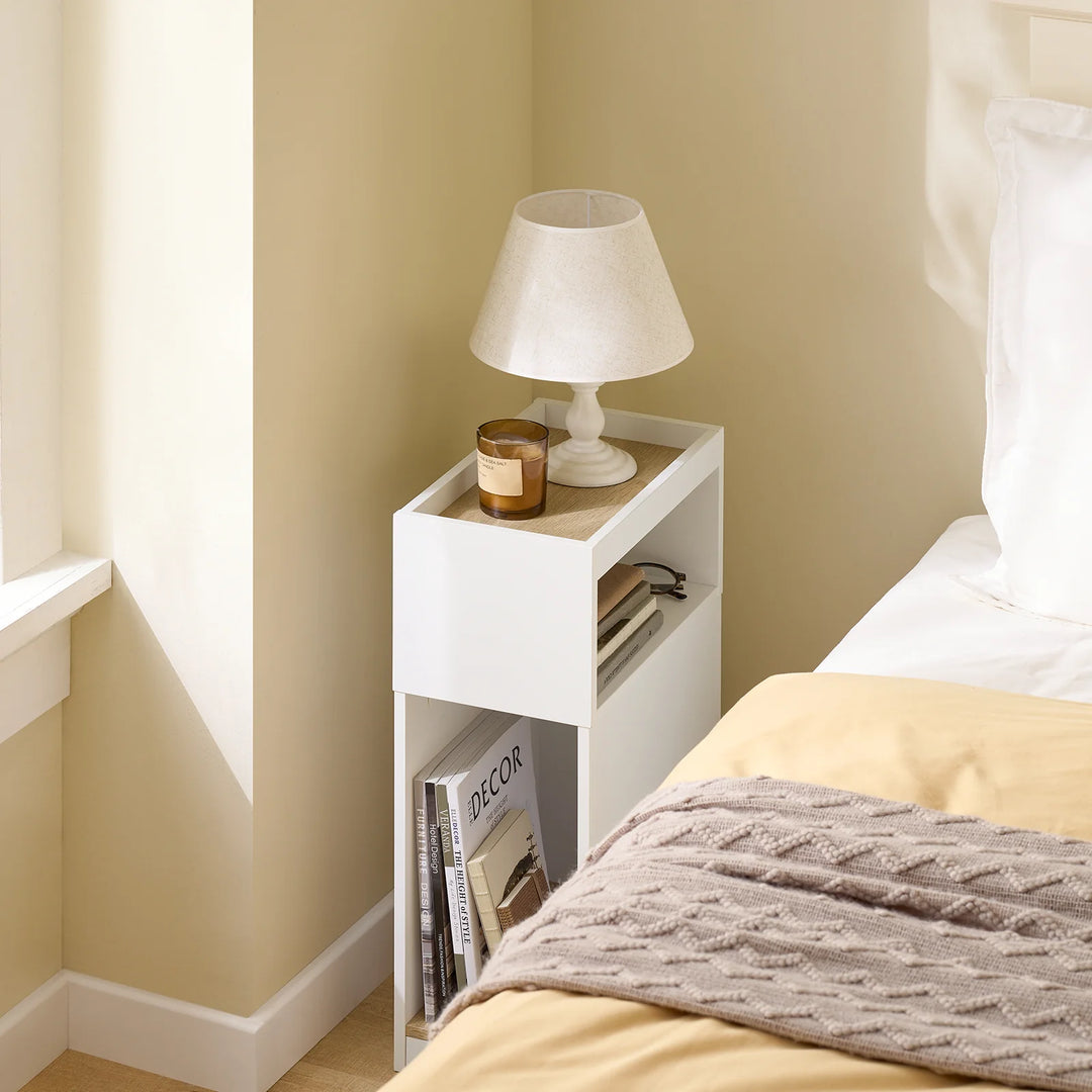 Smalt natbord i hvid med skuffe og hylde – moderne sidebord til soveværelse og stue, 20 × 35 × 60 cm