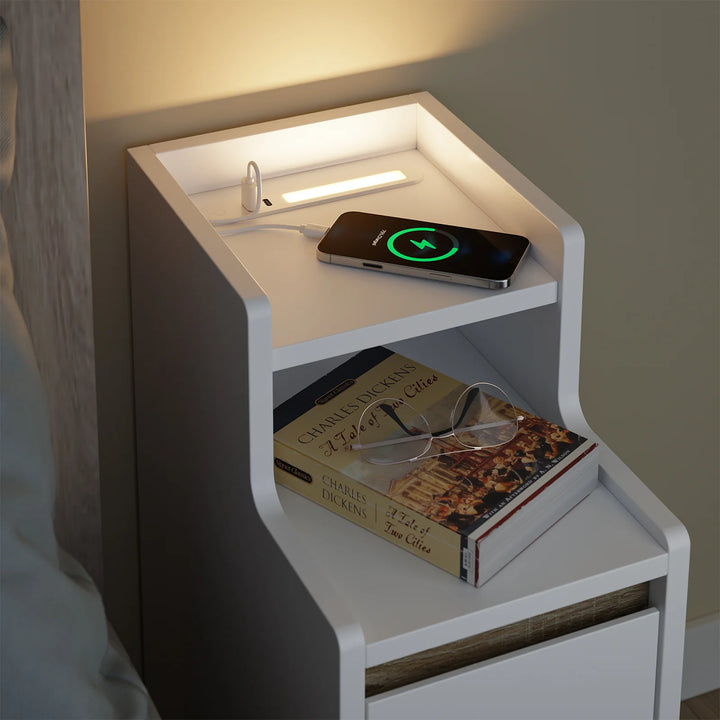 Ekstra smalt natbord med LED-lampe og USB-opladning