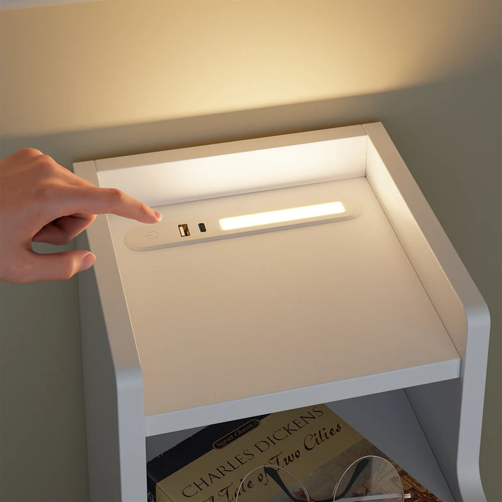Ekstra smalt natbord med LED-lampe og USB-opladning