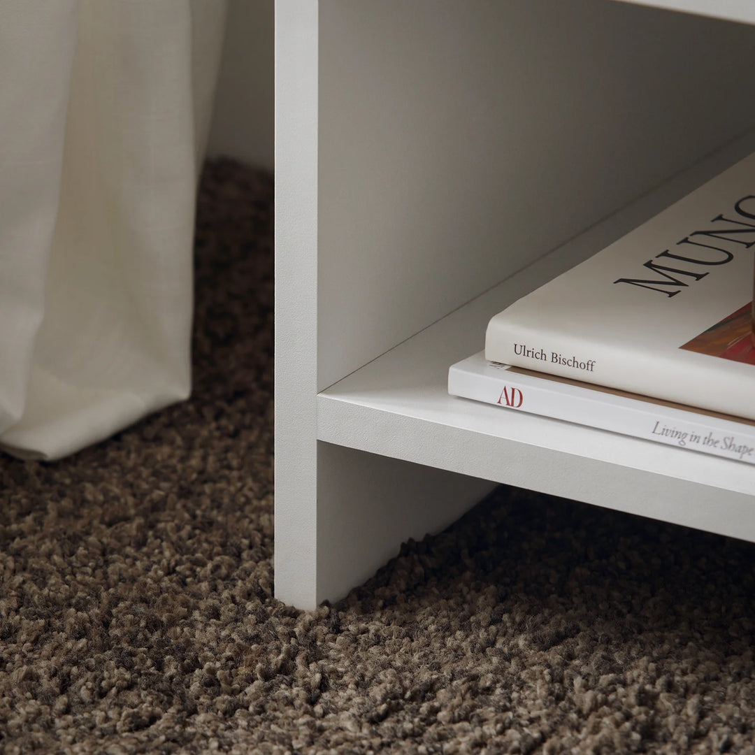 Opgrader dit soveværelse eller din stue med dette stilfulde og funktionelle sidebord, B38 x D35 x H45 cm