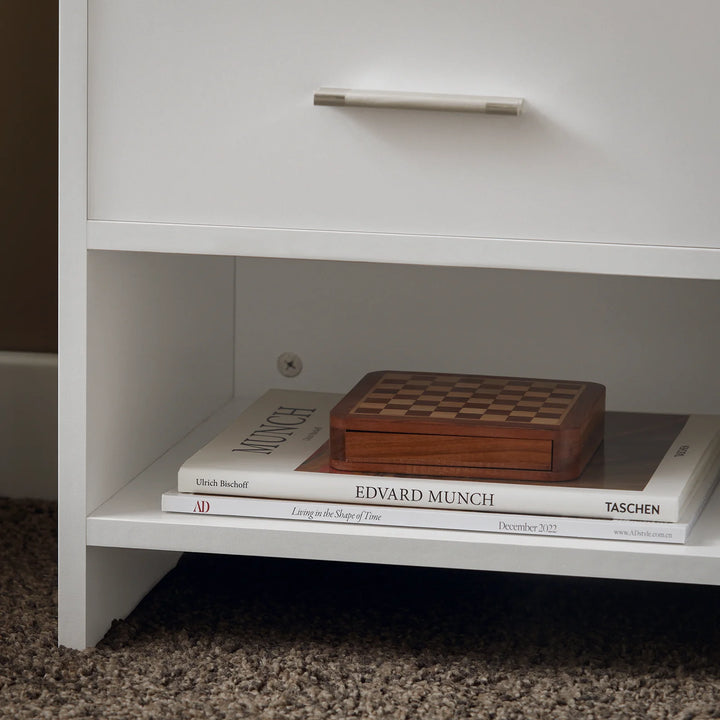 Opgrader dit soveværelse eller din stue med dette stilfulde og funktionelle sidebord, B38 x D35 x H45 cm