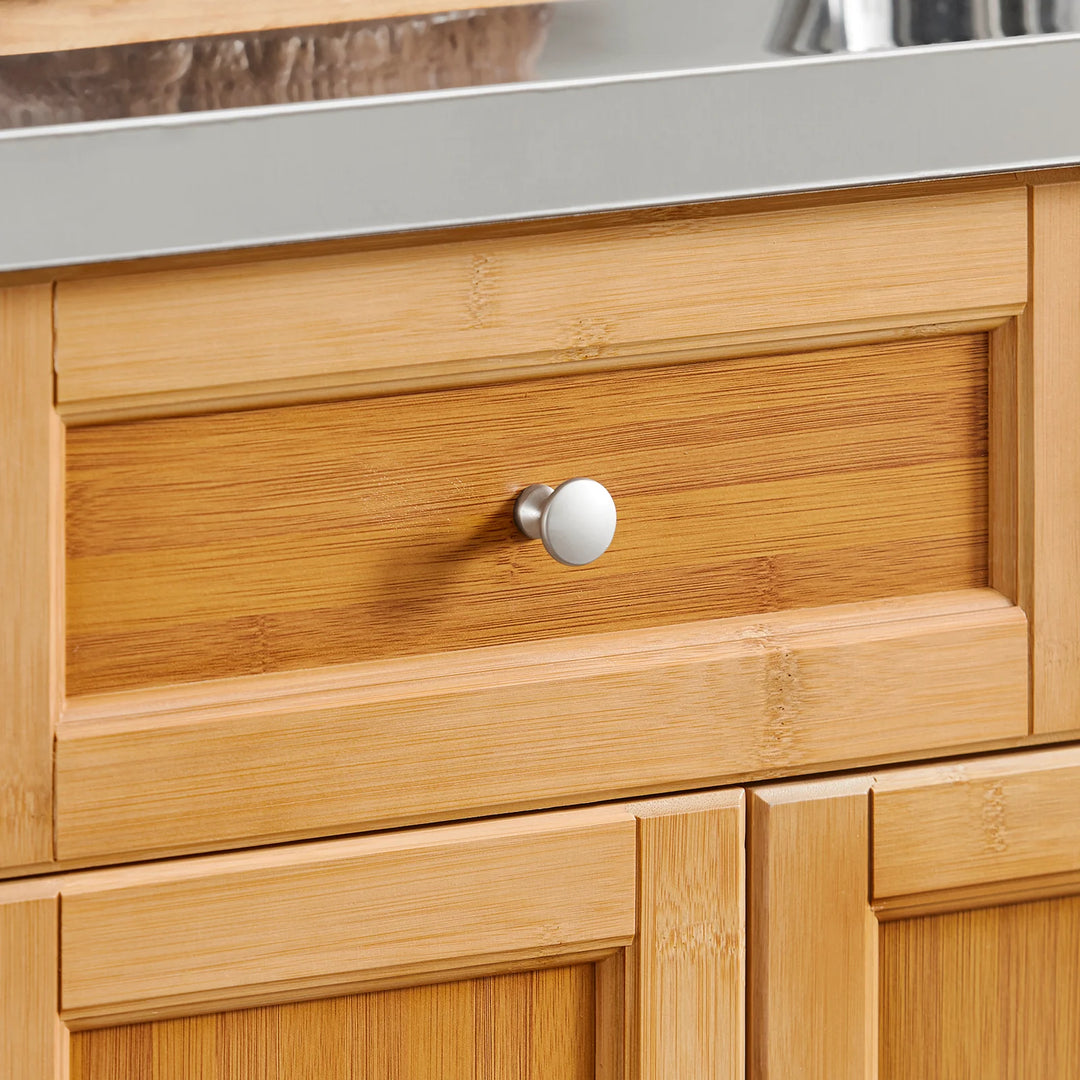 Pladsbesparende køkkenø til små køkkener – komplet med hjul og udtrækkelig stålbordplade