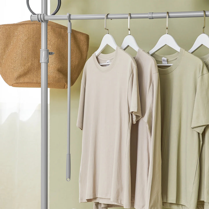 Få styr på tøjet med denne fleksible garderobeløsning i grå, B(62-113) x H(200-285) cm