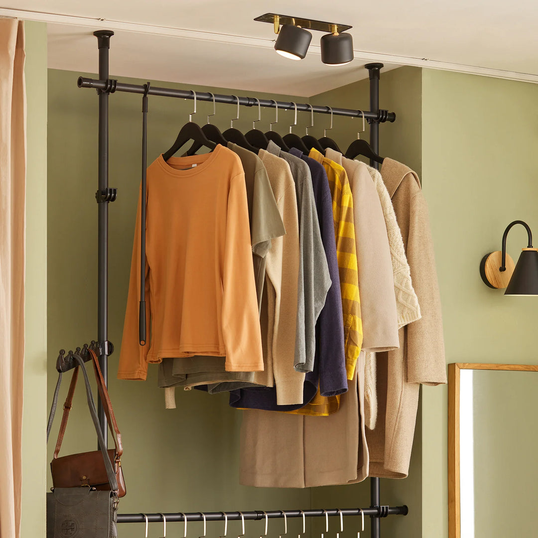 Få styr på tøjet med denne fleksible garderobeløsning i sort B(77-112) x H(103-278) cm