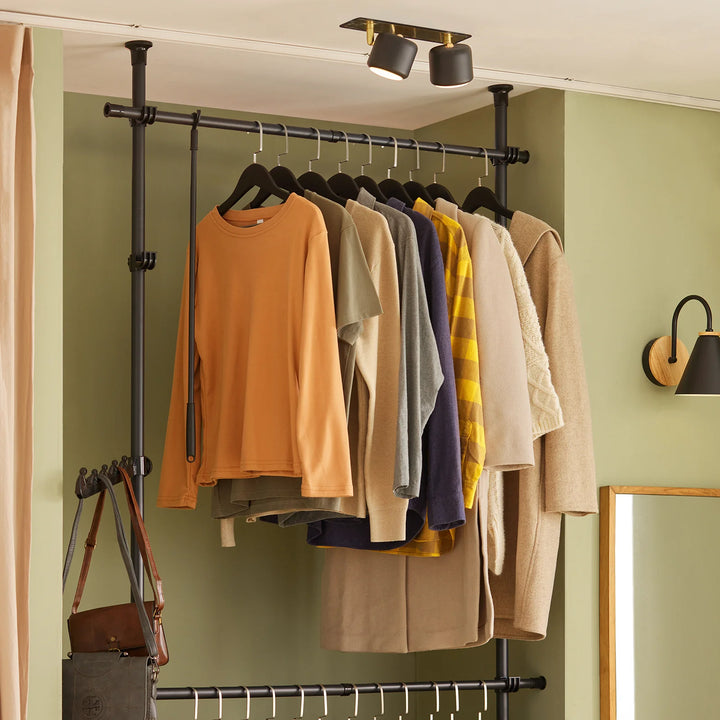 Få styr på tøjet med denne fleksible garderobeløsning i sort B(77-112) x H(103-278) cm