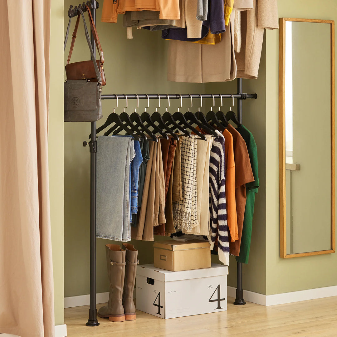 Få styr på tøjet med denne fleksible garderobeløsning i sort B(77-112) x H(103-278) cm