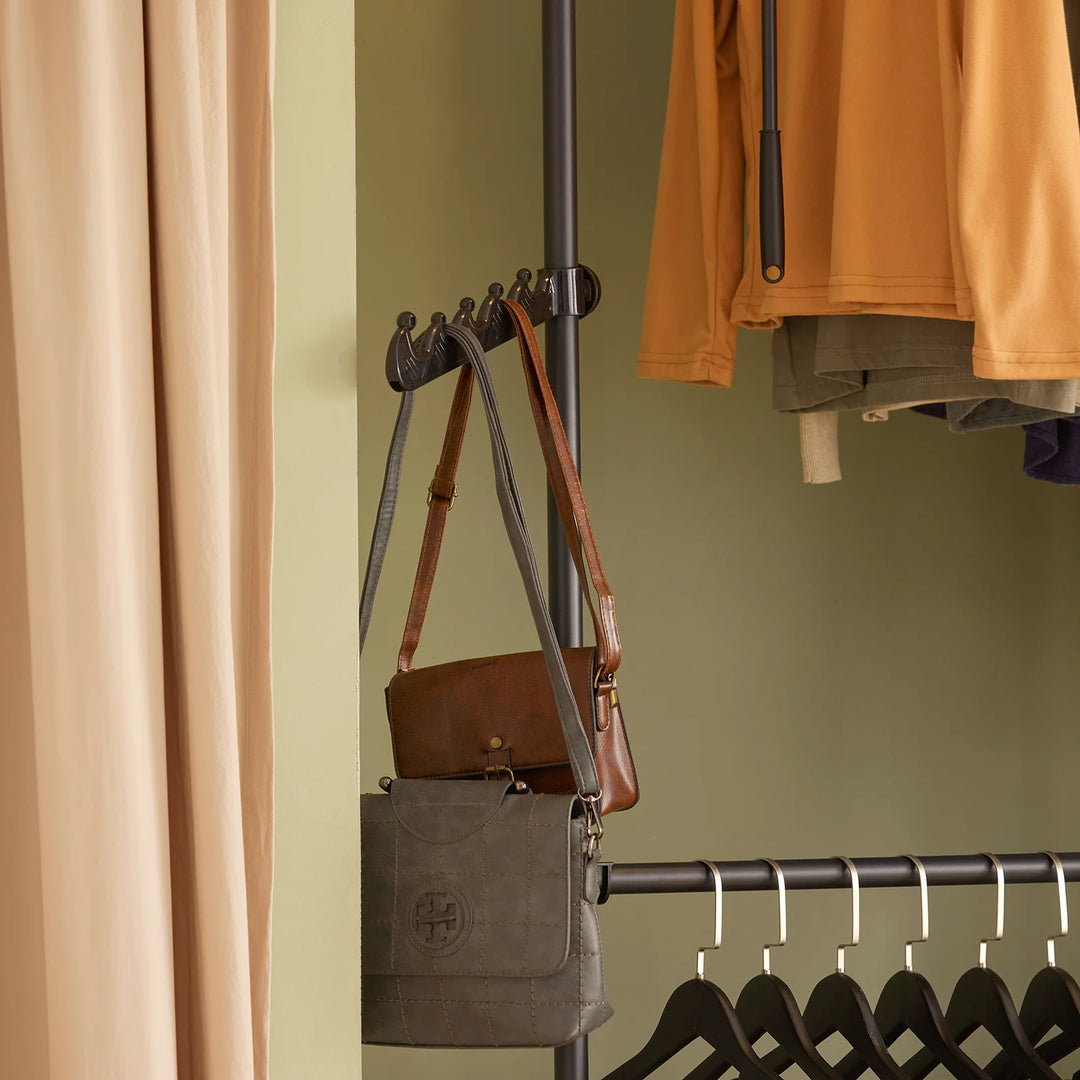 Få styr på tøjet med denne fleksible garderobeløsning i sort B(77-112) x H(103-278) cm