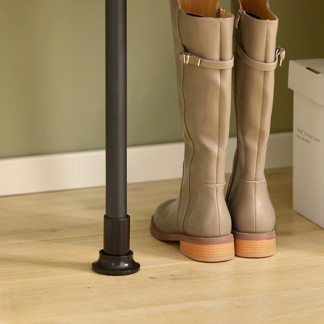 Få styr på tøjet med denne fleksible garderobeløsning i sort B(77-112) x H(103-278) cm