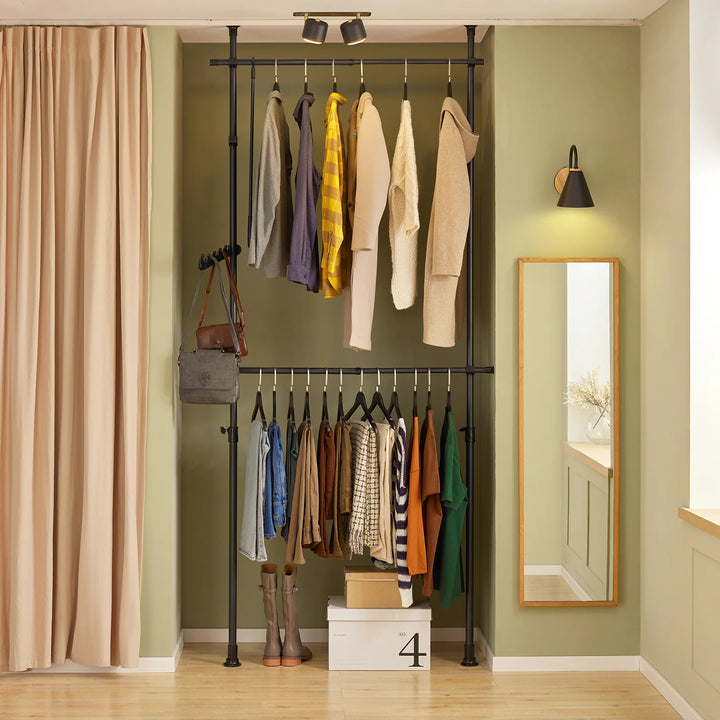 Få styr på tøjet med denne fleksible garderobeløsning i sort B(77-112) x H(103-278) cm