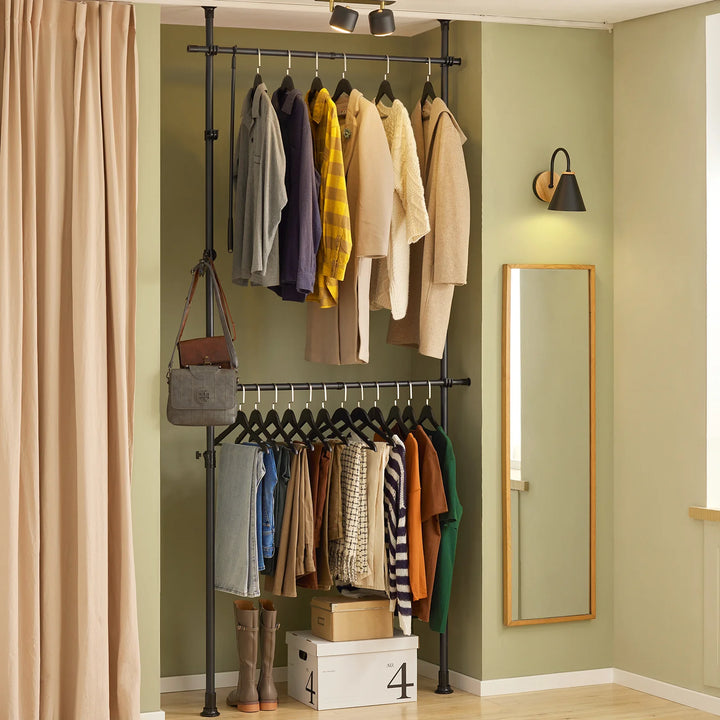 Få styr på tøjet med denne fleksible garderobeløsning i sort B(77-112) x H(103-278) cm