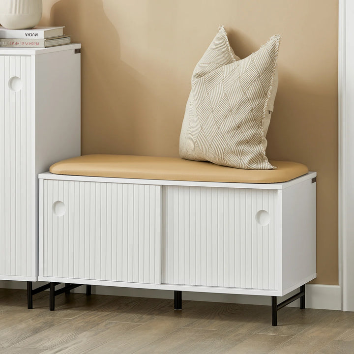 Smukt entrésæt med en kommode/skoskab og en skobænk, skandi-stil, hvid