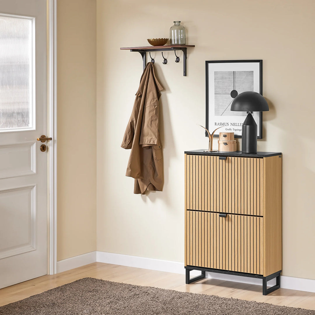 Elegant og pladsbesparende skoskab i sort og lyst MDF-træ