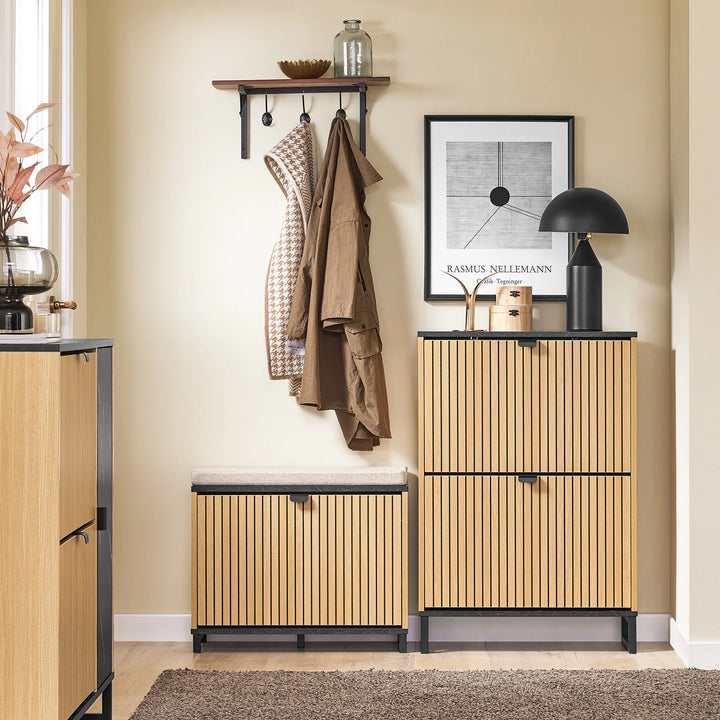 Elegant og pladsbesparende skoskab i sort og lyst MDF-træ