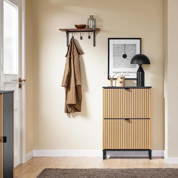 Elegant og pladsbesparende skoskab i sort og lyst MDF-træ