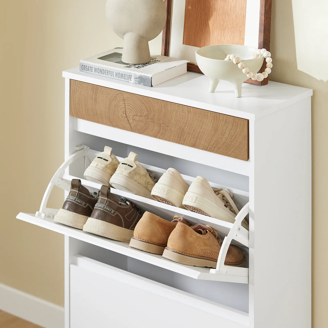 Smalt og højt skoskab i hvid og trælook – moderne, pladsbesparende skoopbevaring med 2 klaplåger og skuffer, perfekt til entré og gang, 61 × 26 × 91 cm