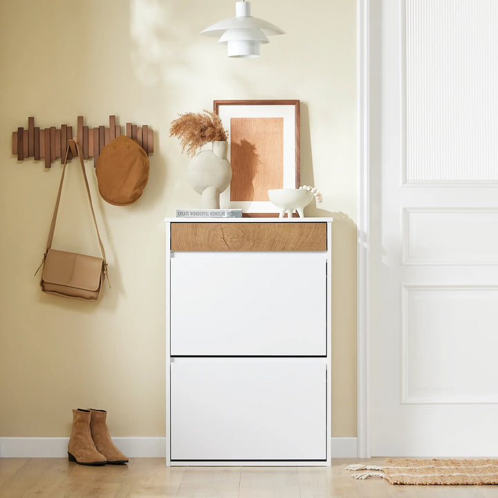 Smalt og højt skoskab i hvid og trælook – moderne, pladsbesparende skoopbevaring med 2 klaplåger og skuffer, perfekt til entré og gang, 61 × 26 × 91 cm