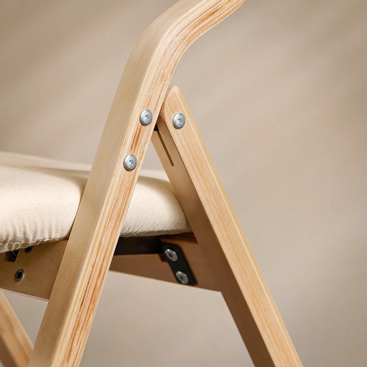 Få en fleksibel og stilfuld siddeplads med denne hvide klapstol i et enkelt og moderne design