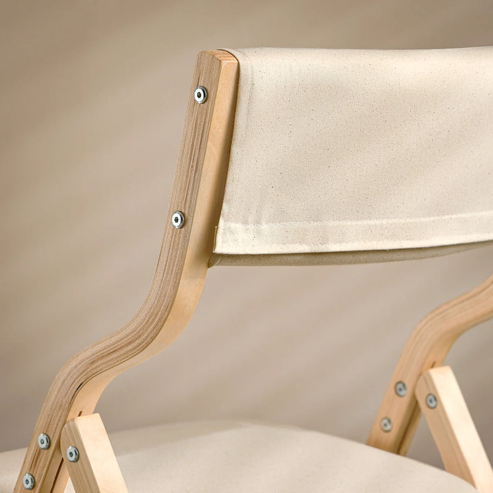 Få en fleksibel og stilfuld siddeplads med denne hvide klapstol i et enkelt og moderne design