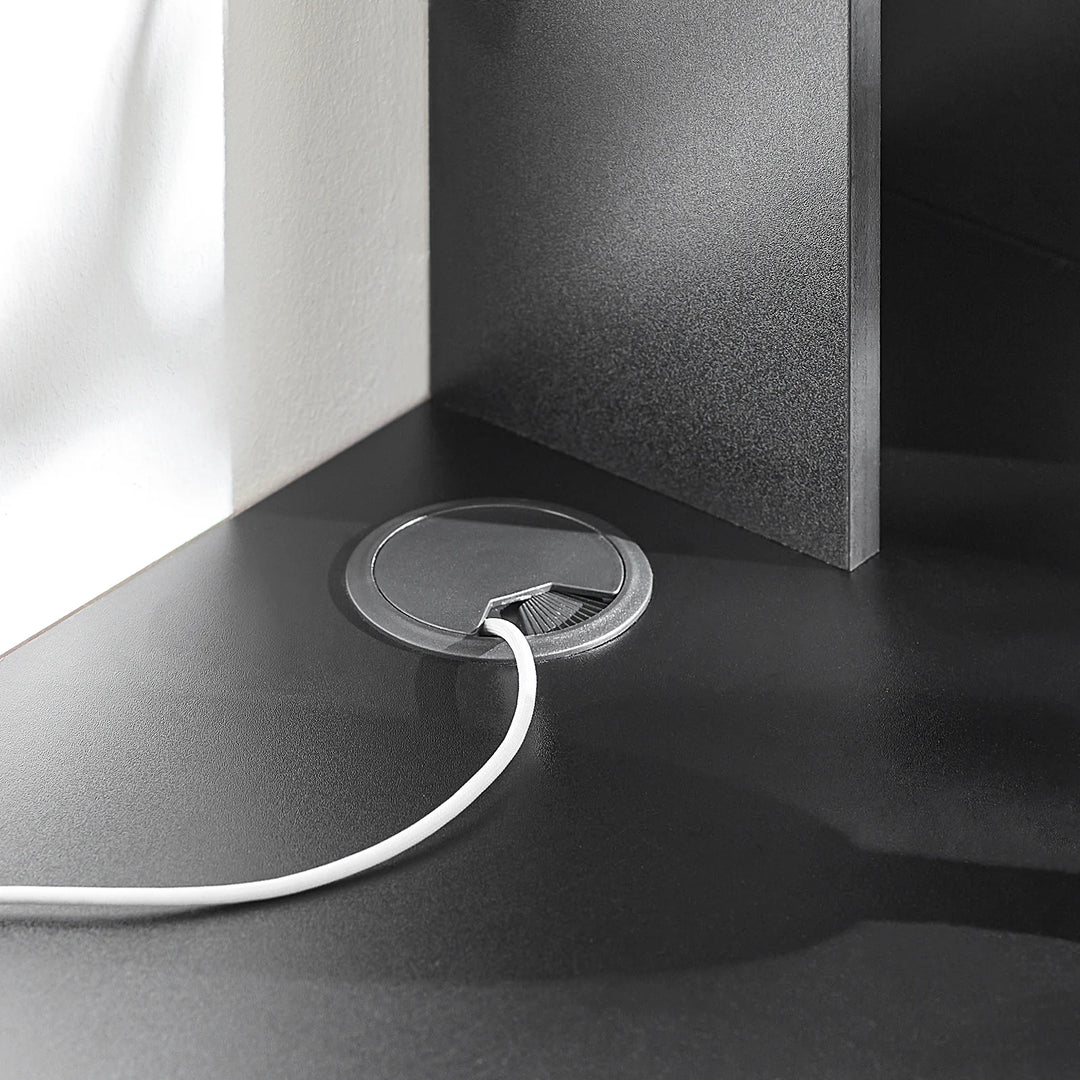 Udnyt pladsen optimalt med dette pladsbesparende skrivebord i sort (B64 x D58 x H82 cm)