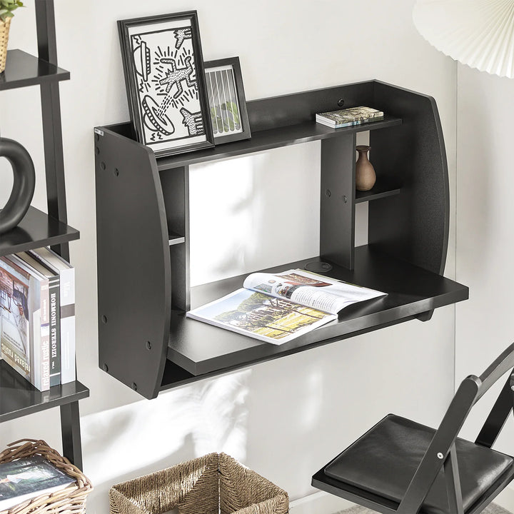 Udnyt pladsen optimalt med dette pladsbesparende skrivebord i sort (B64 x D58 x H82 cm)