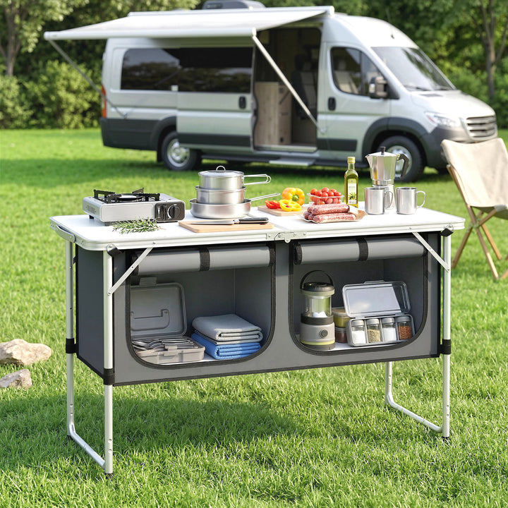 Sammenklappeligt campingkøkkenskab med aluminiumsramme, opbevaringsrum og bordplade til campingture, sølv