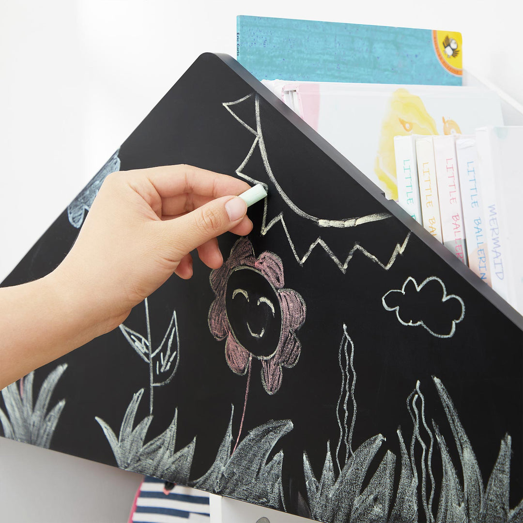 Børnebogreol og opbevaringsenhed med tavle, kasser og hylder, i farverne hvid, sort, orange og gul