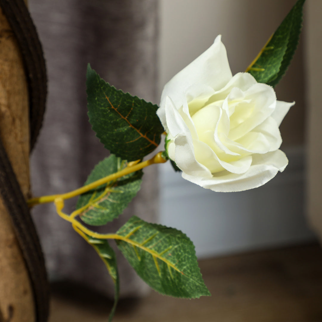 Kunstigt træ i solen, kunstig plante i cementpotte, kunstig plante