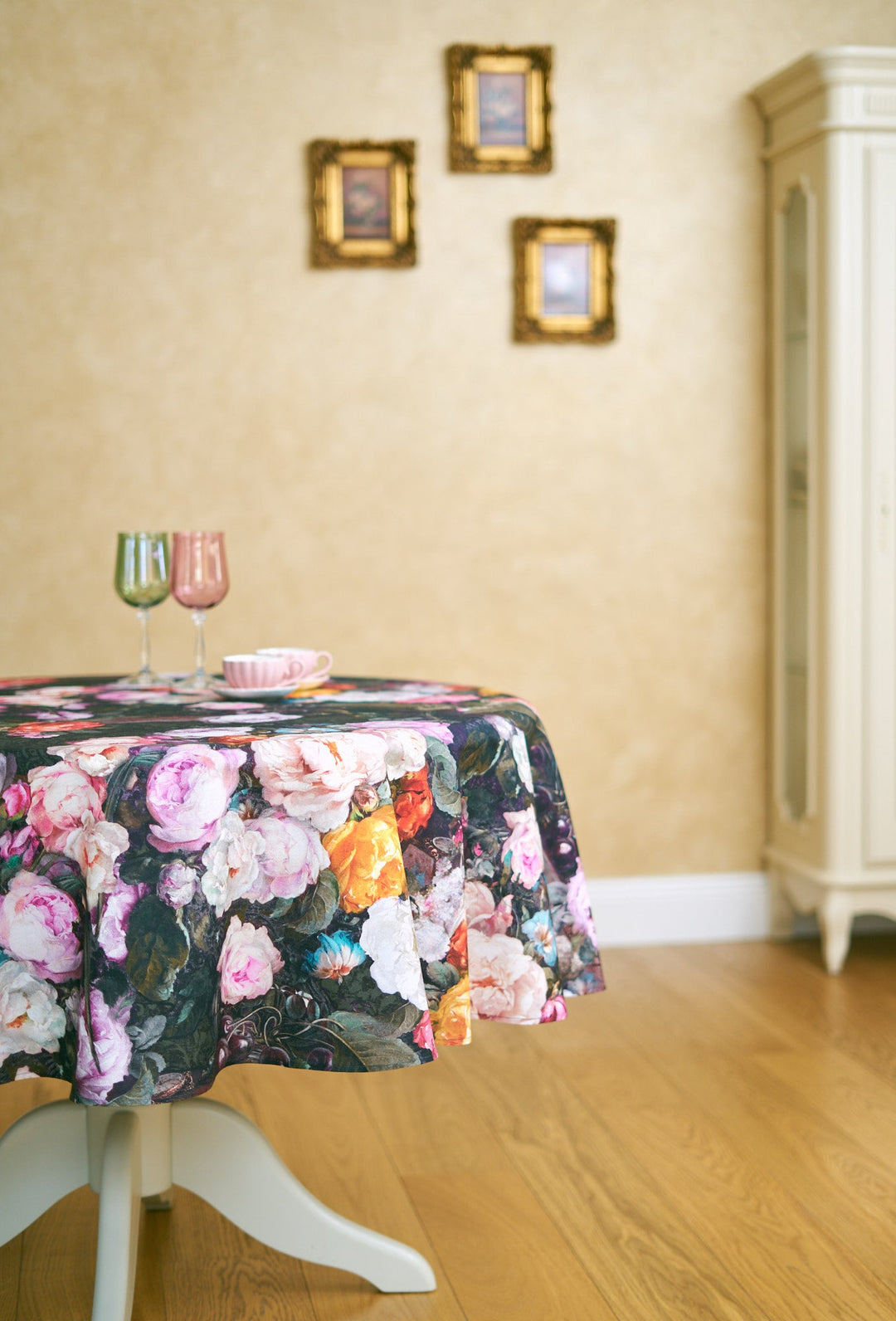 Rund dug i 100% bomuld med mørkt blomsterprint, Francine Black kollektion