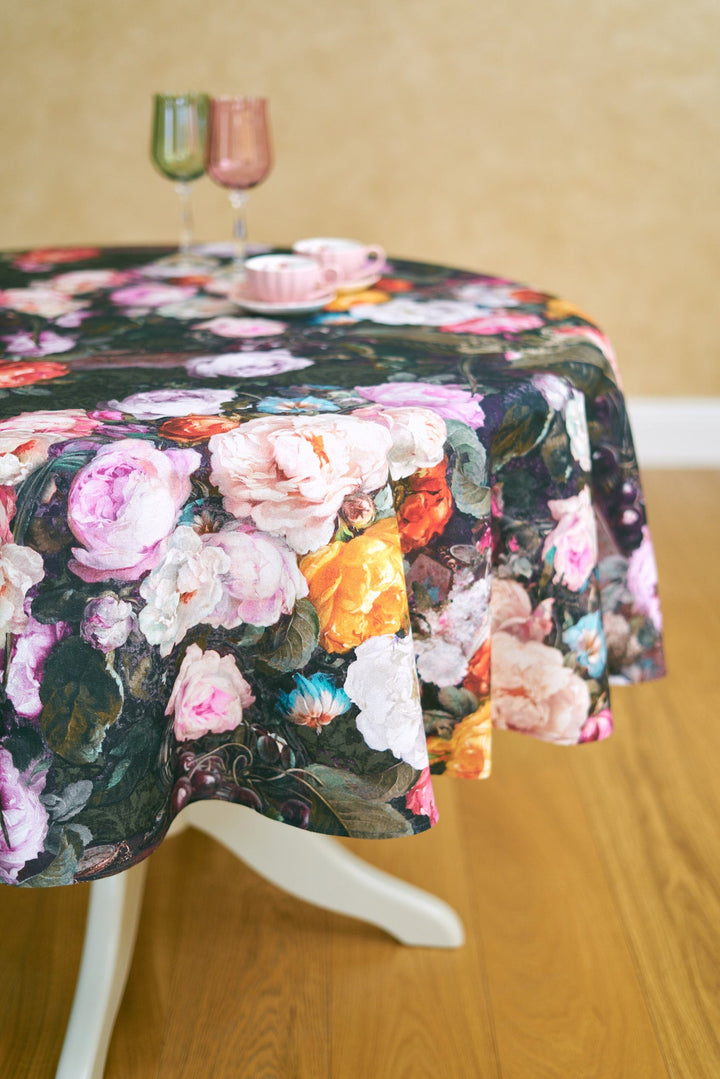 Rund dug i 100% bomuld med mørkt blomsterprint, Francine Black kollektion
