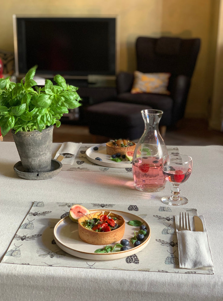 Genanvendt dækkeserviet med natsværmere-print, Nord Wings kollektion