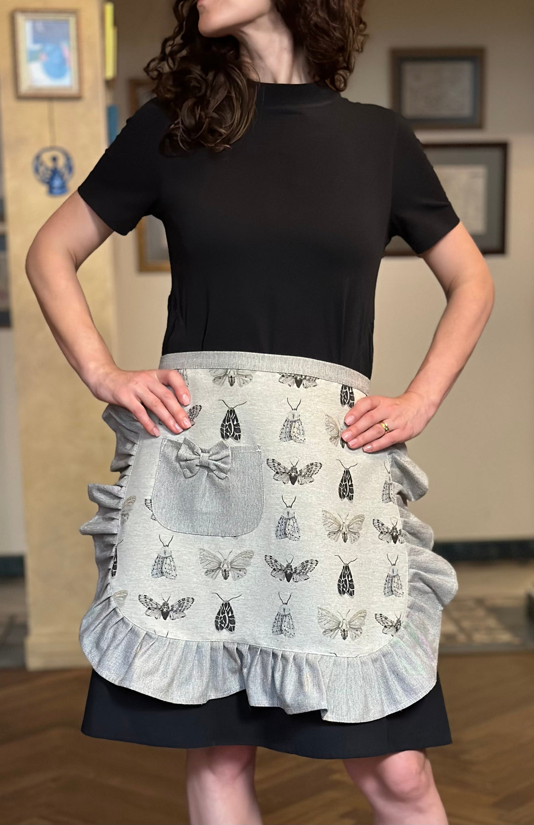 Halvforklæde til damer med firkantet flæse i genbrugsbomuld, Nord Wings kollektion