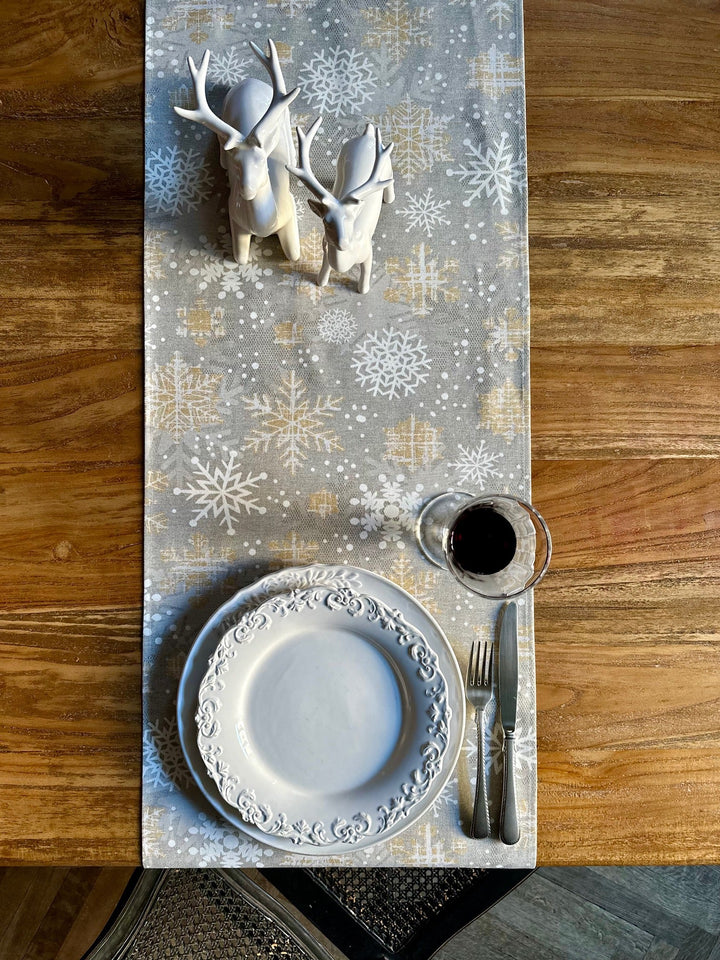 Vintermotiv bordløber med kvaster og snefnug-print, bomuld-poly blanding | TeaLurex Oro