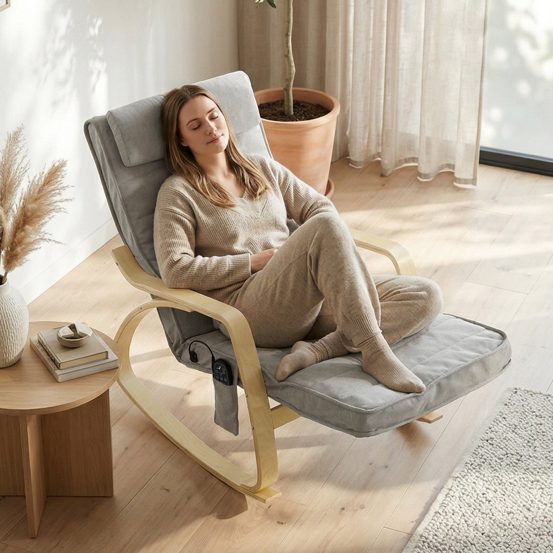 Gyngestol med massagefunktion, varme, nakke- og fodstøtte, fløjlsbetræk, lænestol, lysegrå