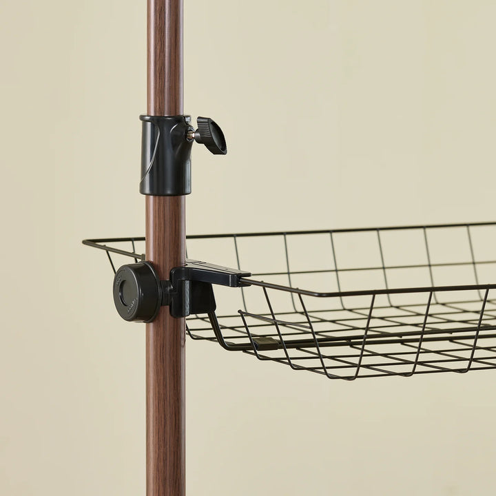 Teleskopisk tøjstativ i brun – robust, justerbar åben garderobe med tøjstænger og hylder